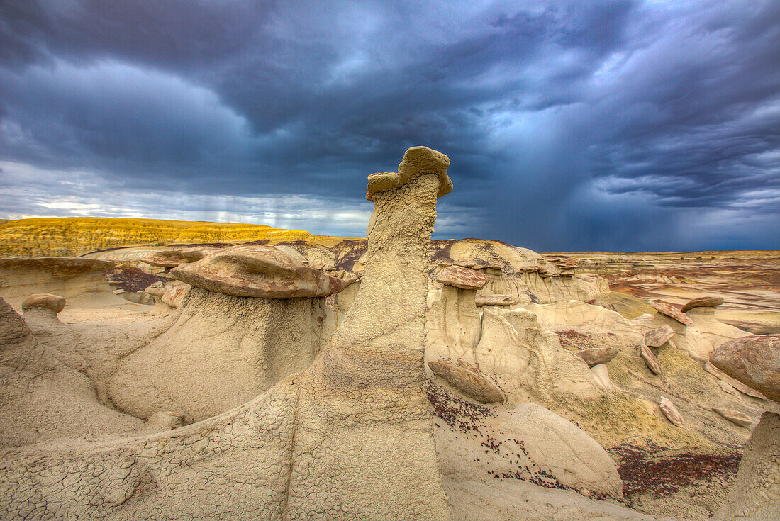 Sandsteinfelsen auf Hoodoos in den farbenfrohen Lehmhügeln in den Badlands des San Juan Basin in New Mexico