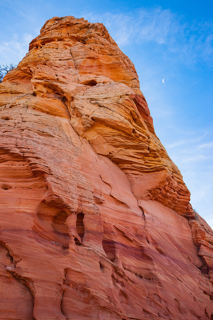 Der Mond über einer erodierten Navajo-Sandsteinformation in den South Coyote Buttes, Vermilion Cliffs National Monument, Arizona