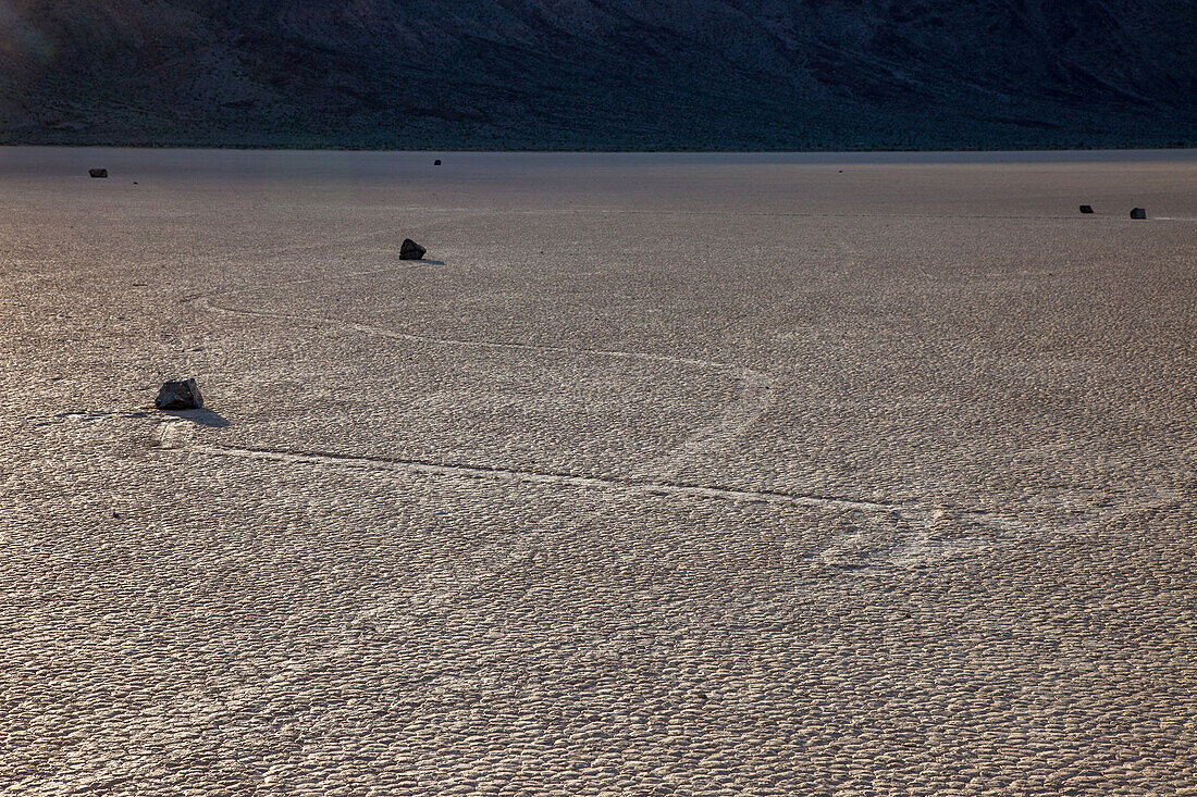 Zick-Zack-Spuren von Segelsteinen an der Racetrack Playa im Death Valley National Park in der Mojave-Wüste, Kalifornien