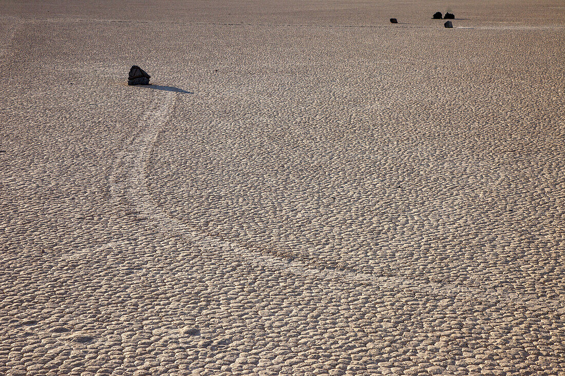 Segelstein und Bahn auf der Racetrack Playa im Death Valley National Park in der Mojave-Wüste, Kalifornien