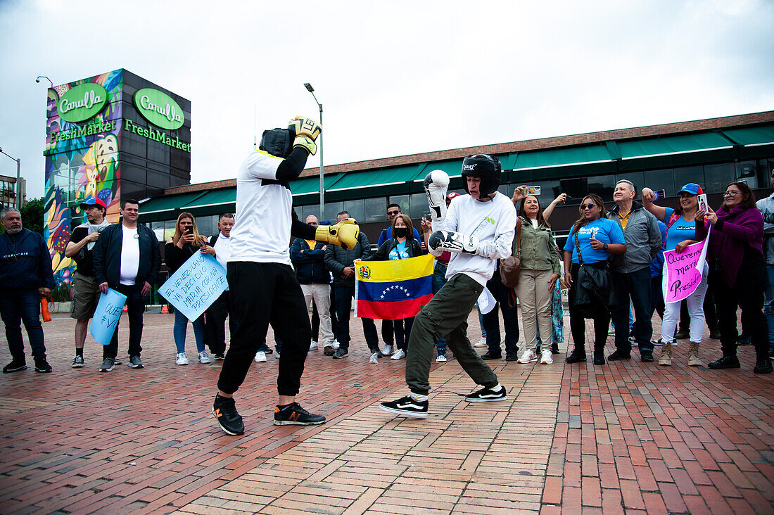 Venezolanische Bürger in Bogota, Kolumbien, protestieren für die Präsidentschaftskandidatur der venezolanischen Oppositionsführerin Maria Corina Machado bei den Präsidentschaftswahlen, nachdem sie disqualifiziert wurde, am 4. Februar 2024