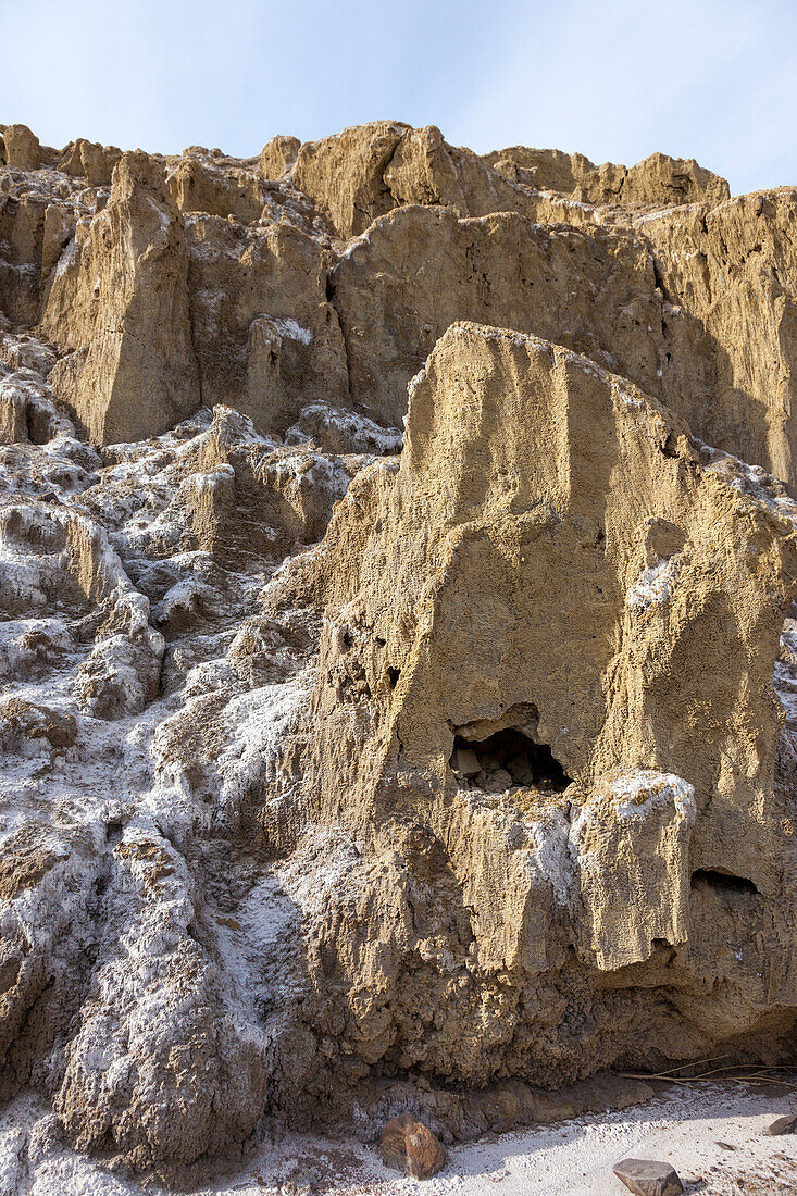 Mineralsalzformationen auf der Bodenoberfläche am Furnace Creek im Death Valley National Park in Kalifornien