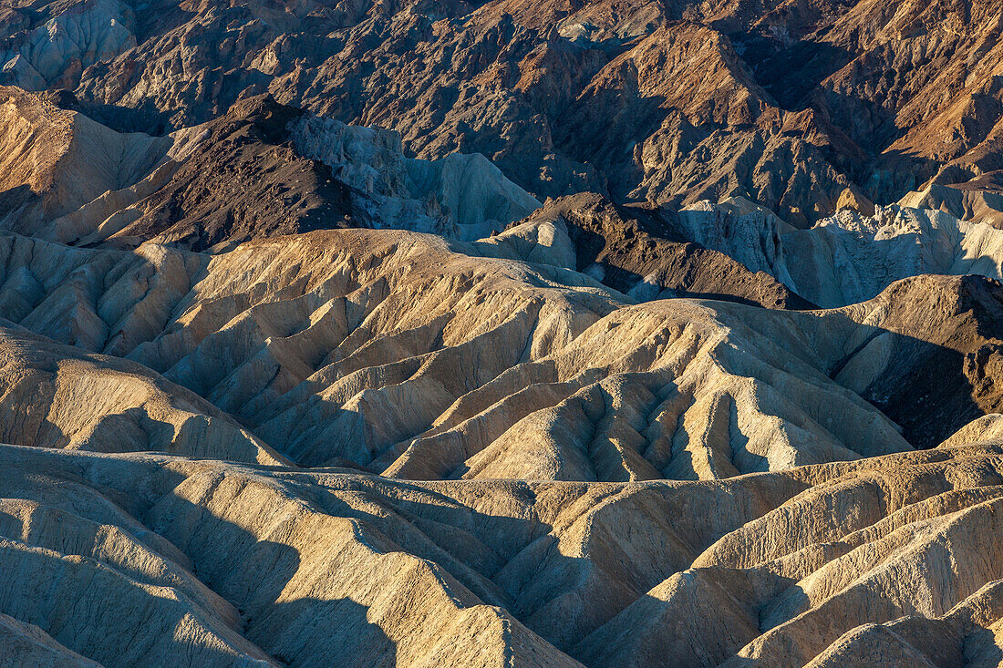 Erodierte Badlands der Furnace Creek Formation am Zabriskie Point im Death Valley National Park in Kalifornien