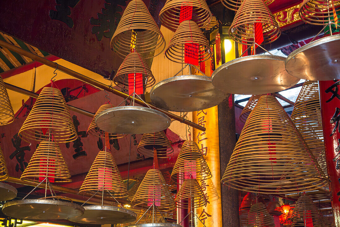 Brennende Weihrauchspiralen senden Gebete zum Himmel im Man Mo Tempel, einem buddhistischen Tempel in Hongkong, China