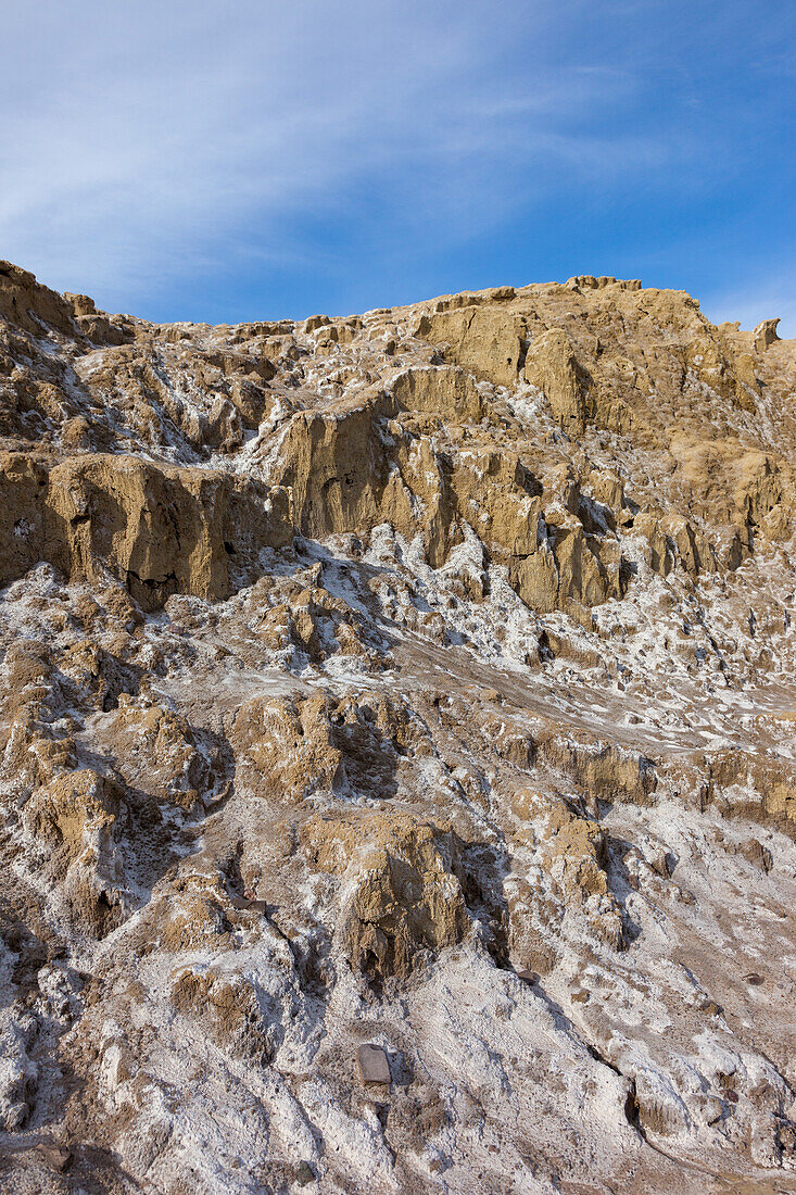 Mineralsalzformationen auf der Bodenoberfläche am Furnace Creek im Death Valley National Park in Kalifornien