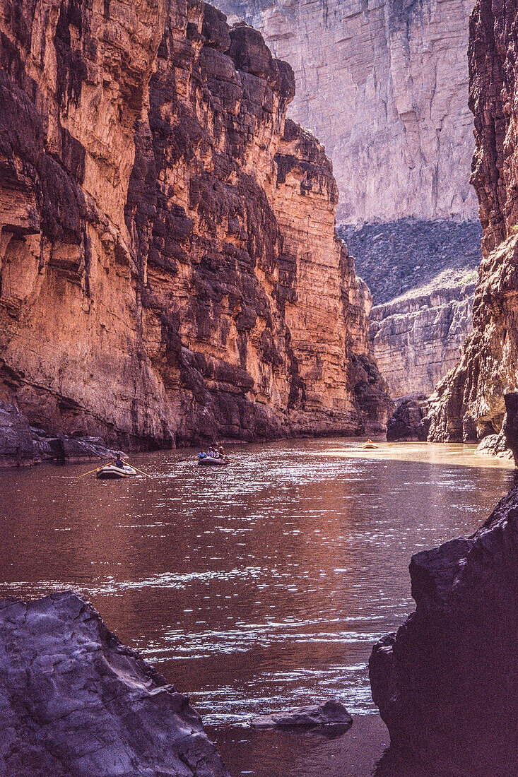 Rafting auf dem Rio Grande River im Santa Elena Canyon im Big Bend National Park in Texas. Links ist Mexiko zu sehen.