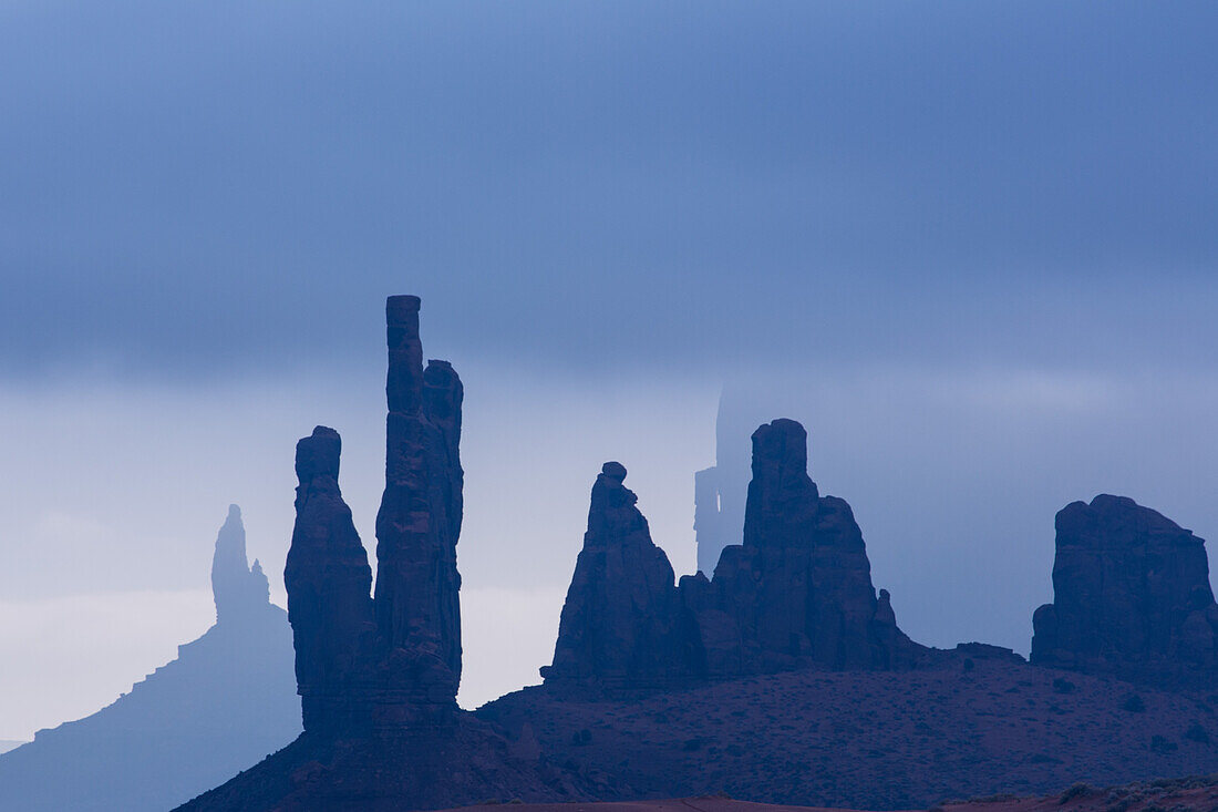 Teleaufnahme des Totempfahls, Yei Bi Chei & Rooster Rock / Butte im Monument Valley Navajo Tribal Park in Arizona