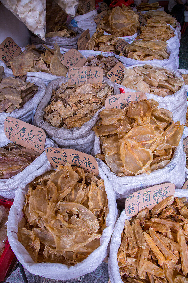 Getrocknete Fischmägen oder Schwimmblasen werden auf einem Straßenmarkt in Hongkong, China, zum Verkauf angeboten. Sie ist einer der teuersten Teile des Fisches und wird als Anti-Aging-Medikament verwendet