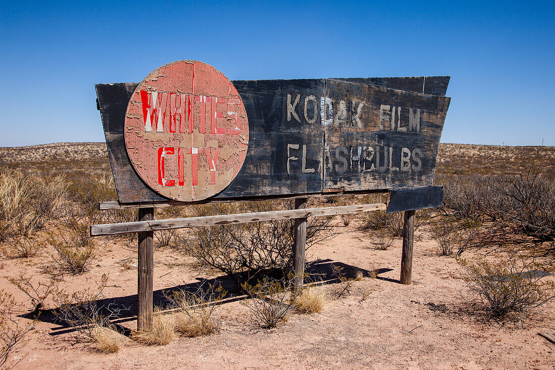 Ein verfallenes Schild in der Nähe von Whites City, New Mexico, das für Kodak Film wirbt. Whites City ist das Tor zum Carlsbad Caverns National Park