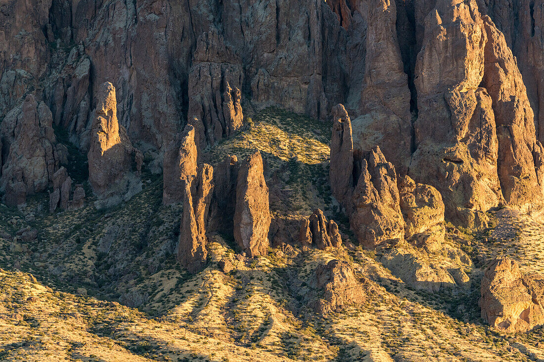 Schroffe Felsformationen auf den Ebenen des Superstition Mountain. Lost Dutchman State Park, Apache Junction, Arizona