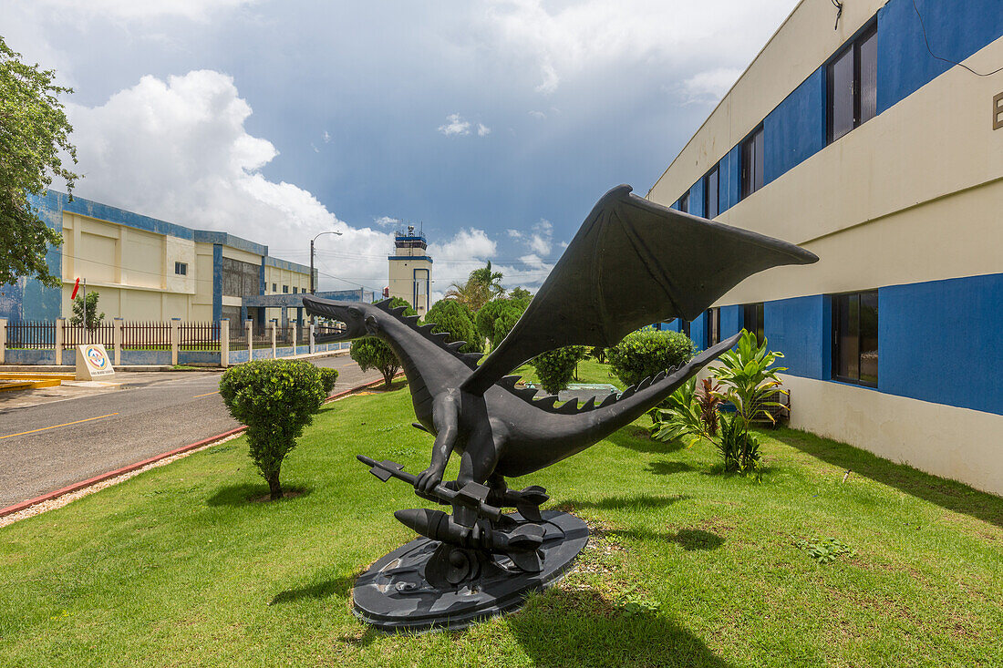 Eine Drachenstatue, die Raketen und Bomben trägt, das Maskottchen des Kampfgeschwaders auf dem Luftwaffenstützpunkt San Isidro, Dominikanische Republik