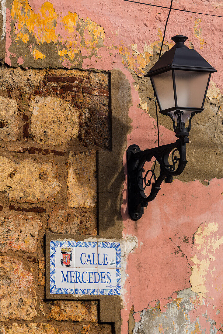 Gefliestes Straßenschild und Straßenlaterne in der alten Kolonialstadt Santo Domingo, Dominikanische Republik. Eine UNESCO-Weltkulturerbestätte in der Dominikanischen Republik