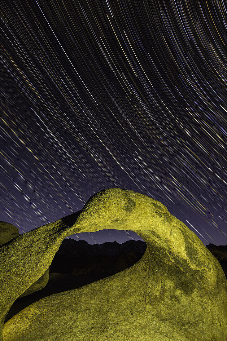 Sternenschweif über dem Mobius Arch in den Alabama Hills bei Lone Pine, Kalifornien