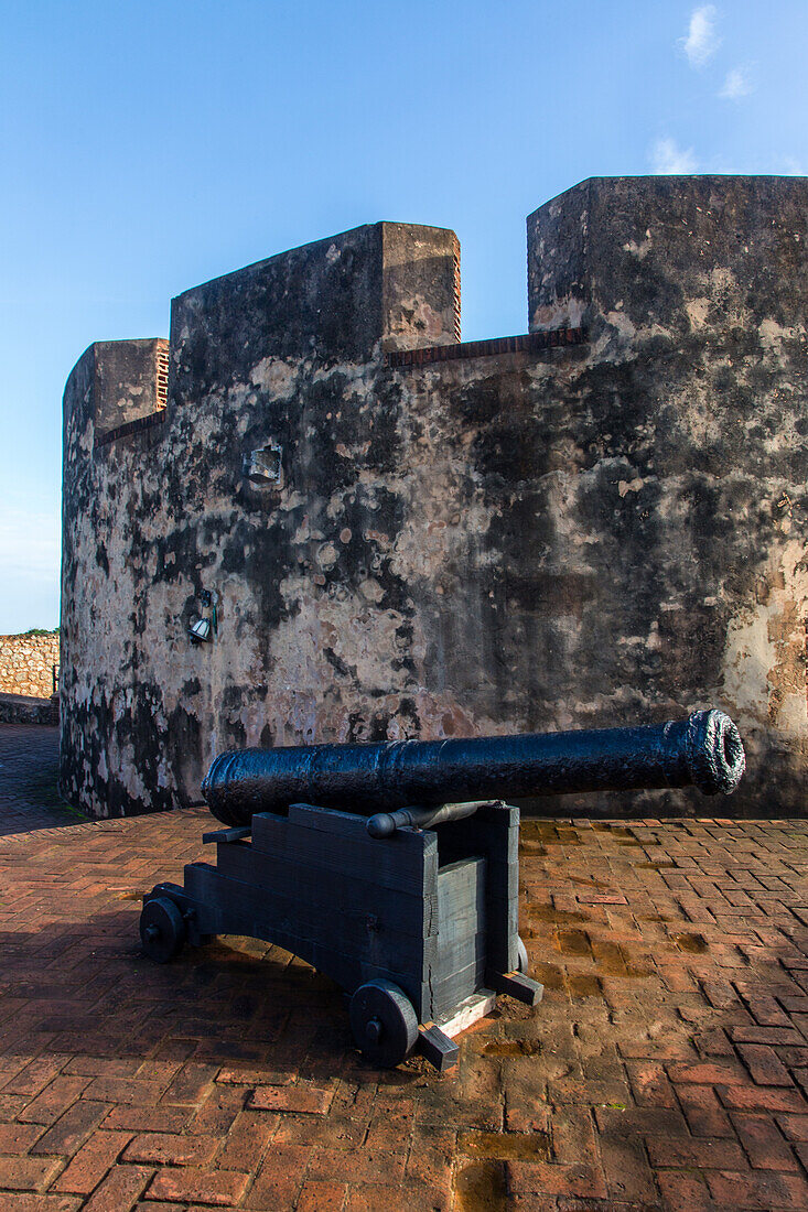 Eine koloniale spanische Kanone auf einer hölzernen Lafette in Fortaleza San Felipe, heute ein Museum in Puerto Plata, Dominikanische Republik