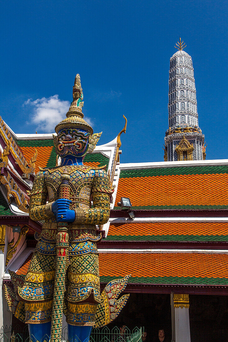 Eine Yaksha-Wächterstatue im Tempel des Smaragdbuddhas auf dem Gelände des Grand Palace in Bangkok, Thailand. Ein Yaksha oder Yak ist in der thailändischen Überlieferung ein riesiger Schutzgeist.