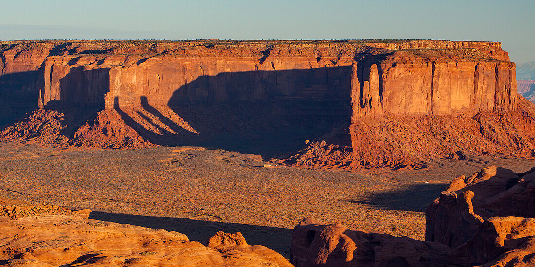 Die Three Sisters und Mitchell Mesa im Monument Valley, von Hunt's Mesa im Monument Valley Navajo Tribal Park in Arizona