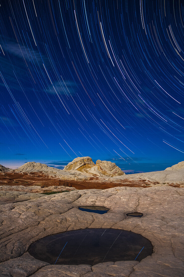 Sternenspuren über dem mondbeschienenen Sandstein in der White Pocket Recreation Area, Vermilion Cliffs National Monument, Arizona