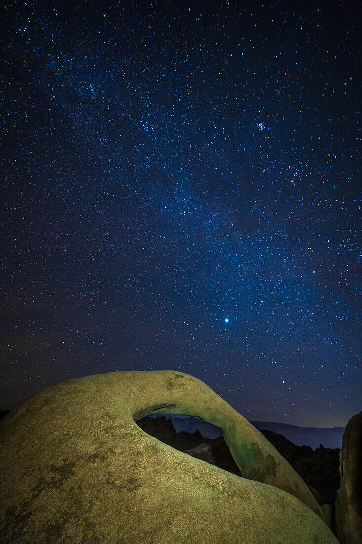 Milchstraße über dem Mobius Arch in den Alabama Hills bei Lone Pine, Kalifornien