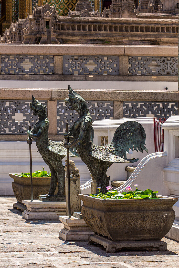 Bronzestatuen der mythischen Tantima-Vögel im Grand Palace-Komplex in Bangkok, Thailand