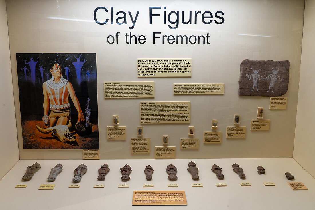Ausstellung von Fremont-Tonfiguren im USU Eastern Prehistoric Museum in Price, Utah