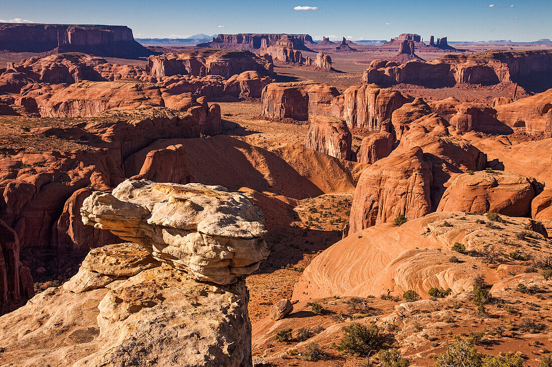 Sandsteinformationen auf Hunt's Mesa mit dem Monument Valley im Hintergrund im Monument Valley Navajo Tribal Park in Arizona