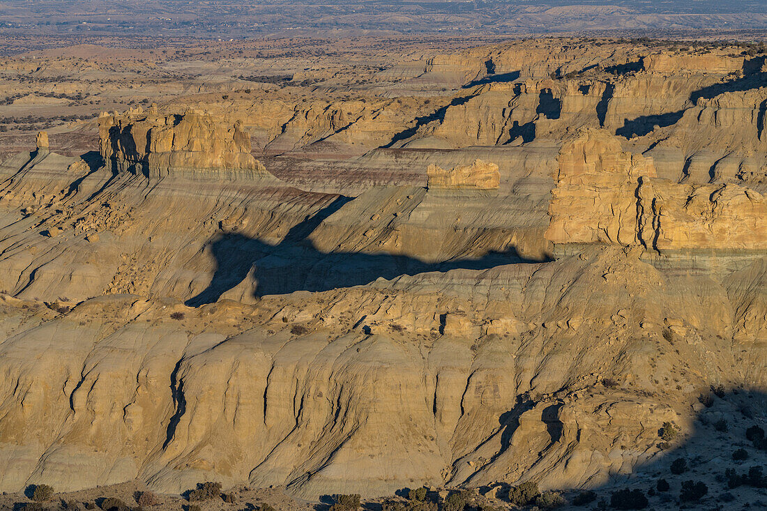 Angel Peak Scenic Area in der Nähe von Bloomfield, New Mexico. Licht und Schatten in den Badlands des Kutz Canyon