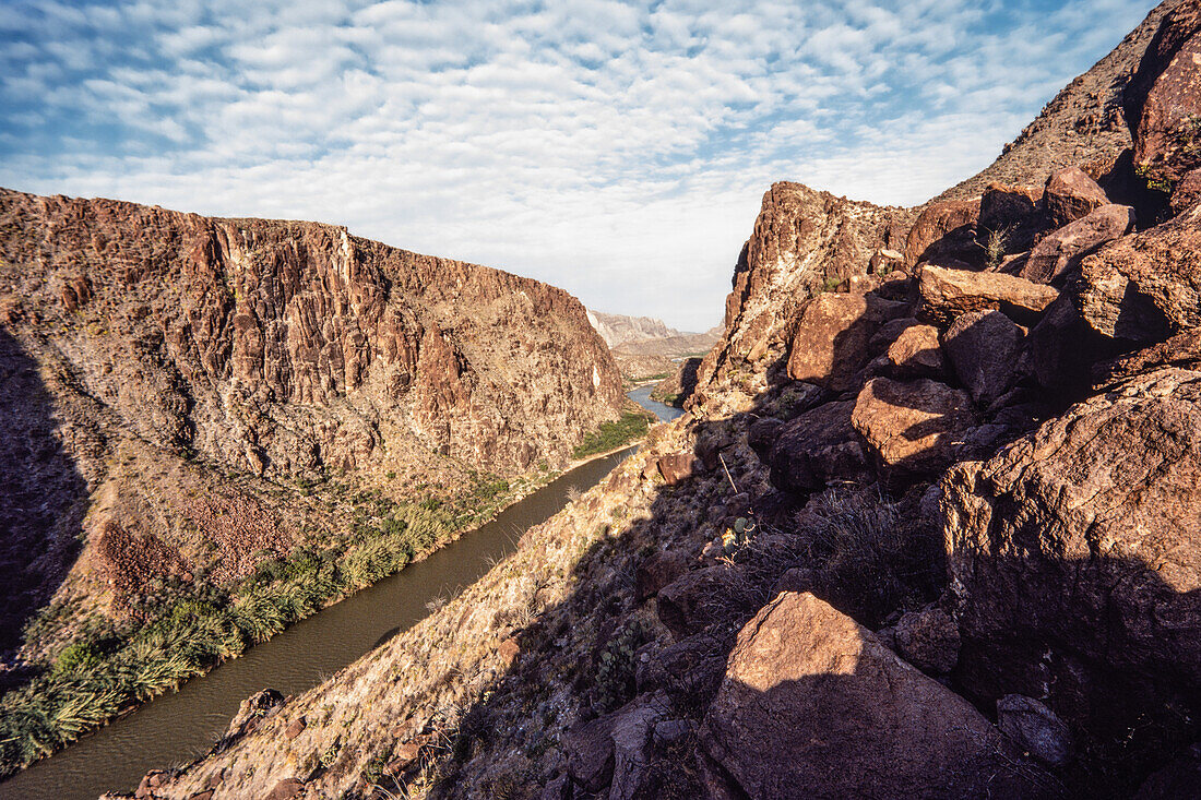 Blick von der texanischen FM Road 170 auf den Rio Grande River, der durch den Colorado Canyon in der Nähe des Big Bend NP fließt. Mexiko liegt auf der anderen Seite des Flusses