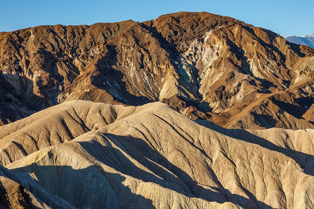 Erodierte Badlands der Furnace Creek Formation am Zabriskie Point im Death Valley National Park in Kalifornien