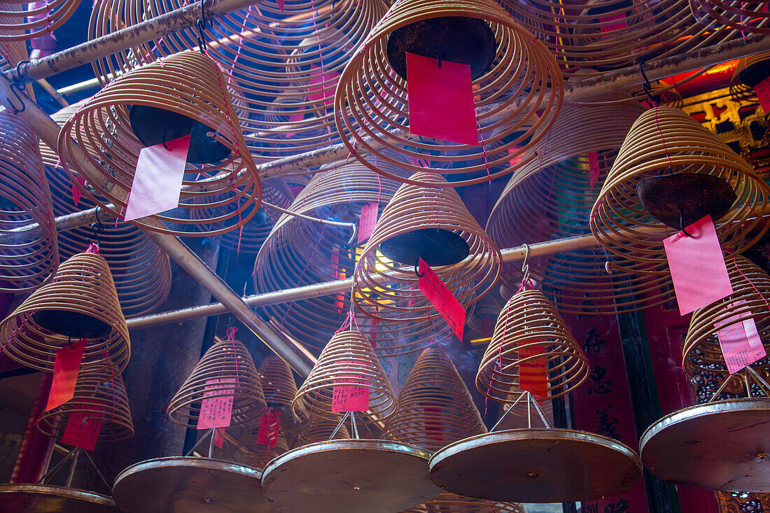 Brennende Weihrauchspiralen senden Gebete zum Himmel im Man Mo Tempel, einem buddhistischen Tempel in Hongkong, China