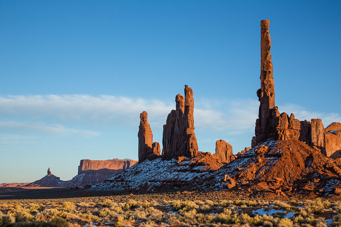Der Totempfahl, Yei Bi Chei und Rooster Rock mit gewelltem Sand im Monument Valley Navajo Tribal Park in Arizona