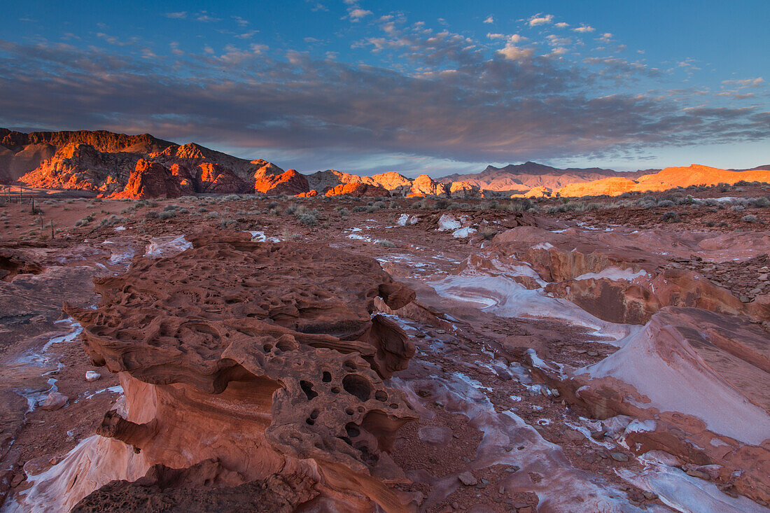 Fragile erodierte Azteken-Sandsteinformationen bei Sonnenuntergang in Little Finland, Gold Butte National Monument, Nevada