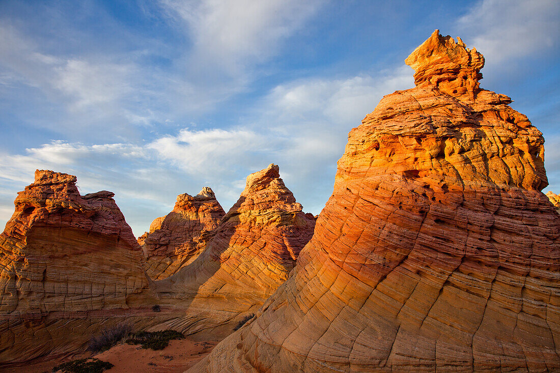 Sonnenuntergangslicht auf erodierten Navajo-Sandsteinformationen in den South Coyote Buttes, Vermilion Cliffs National Monument, Arizona