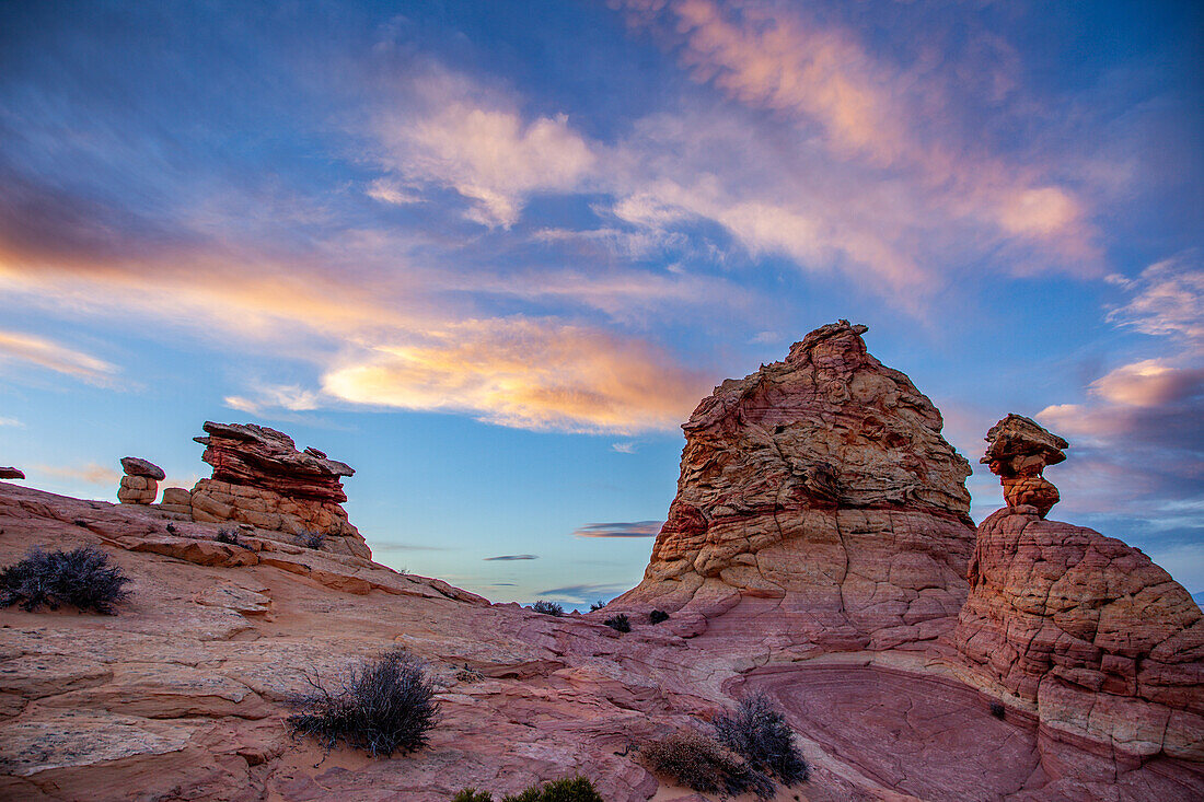 Post-Sonnenuntergangslicht auf erodierten Navajo-Sandsteinformationen in South Coyote Buttes, Vermilion Cliffs National Monument, Arizona