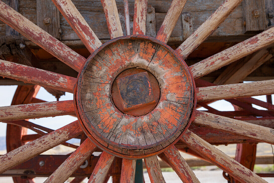 Detail eines Rades eines historischen Borax-Erz-Transportwagens, ausgestellt am Furnace Creek im Death Valley National Park in Kalifornien
