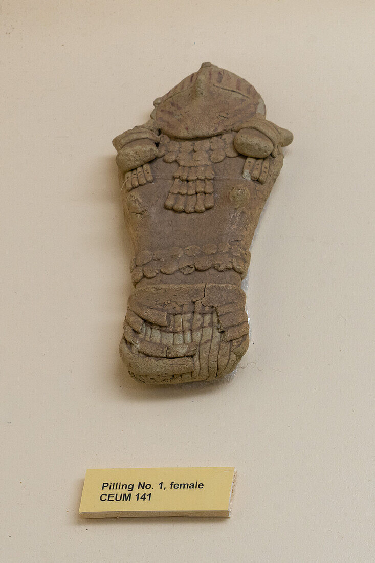 Eine weibliche Tonfigur der Fremont-Kultur im USU Eastern Prehistoric Museum in Price, Utah. Eine der Pilling-Figuren