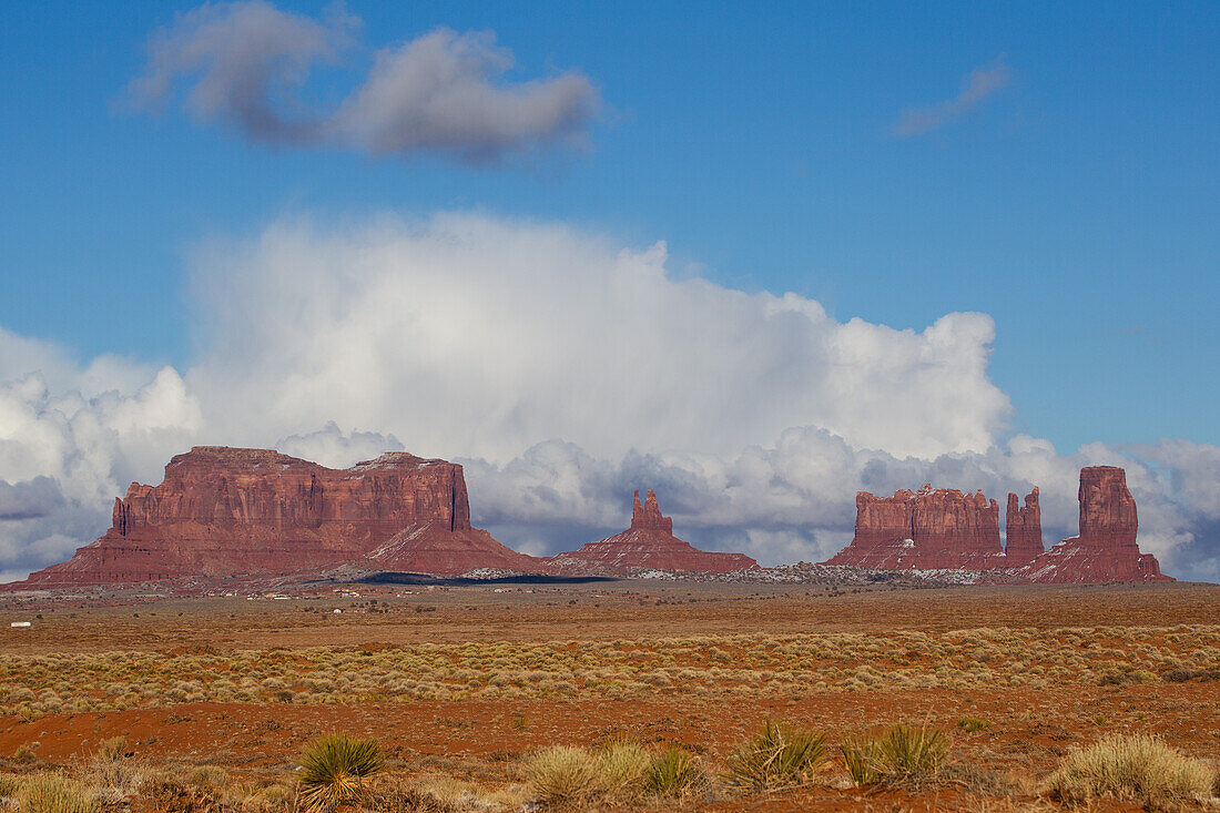 Die Utah-Monumente im Monument Valley Navajo Tribal Park in Arizona und Utah. L-R: Brigham's Tomb, der König auf seinem Thron, die Postkutsche, der Bär und der Hase & Castle Butte. Sie werden oft als Utah-Monumente bezeichnet, weil sie direkt hinter der Grenze in Utah liegen, während der größte Teil des Parks in Arizona liegt.