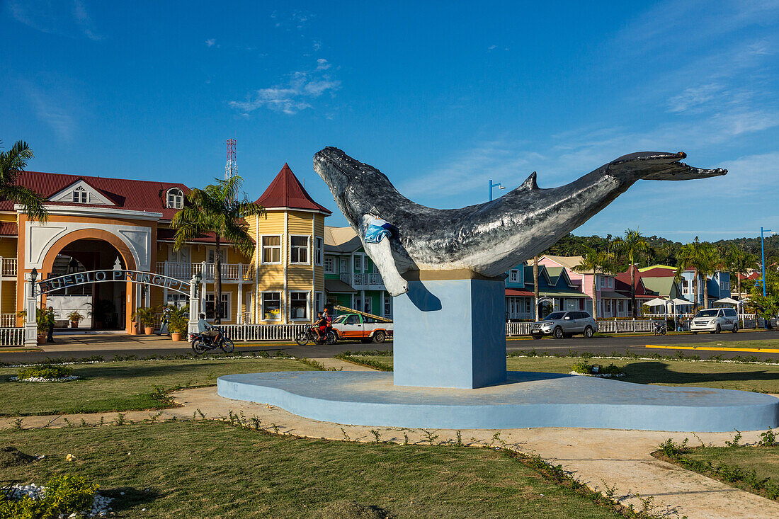Statue eines Buckelwals gegenüber dem Einkaufszentrum Pueblo Principe in Samana, Dominikanische Republik