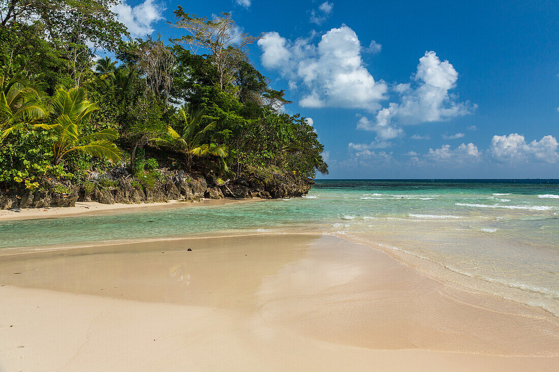 Klares Wasser des Cano Frio, der am Strand von Rincon auf der Halbinsel Samana in der Dominikanischen Republik in den Atlantischen Ozean fließt