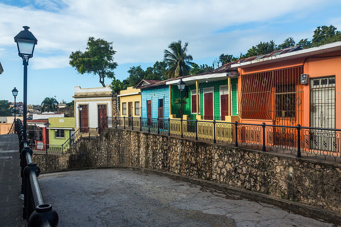 Bunt bemalte alte Häuser in der Calle Hostos in der Kolonialstadt Santo Domingo in der Dominikanischen Republik. Eine Stätte des UNESCO-Weltkulturerbes. Diese Straße diente als Drehort für Der Pate II"""