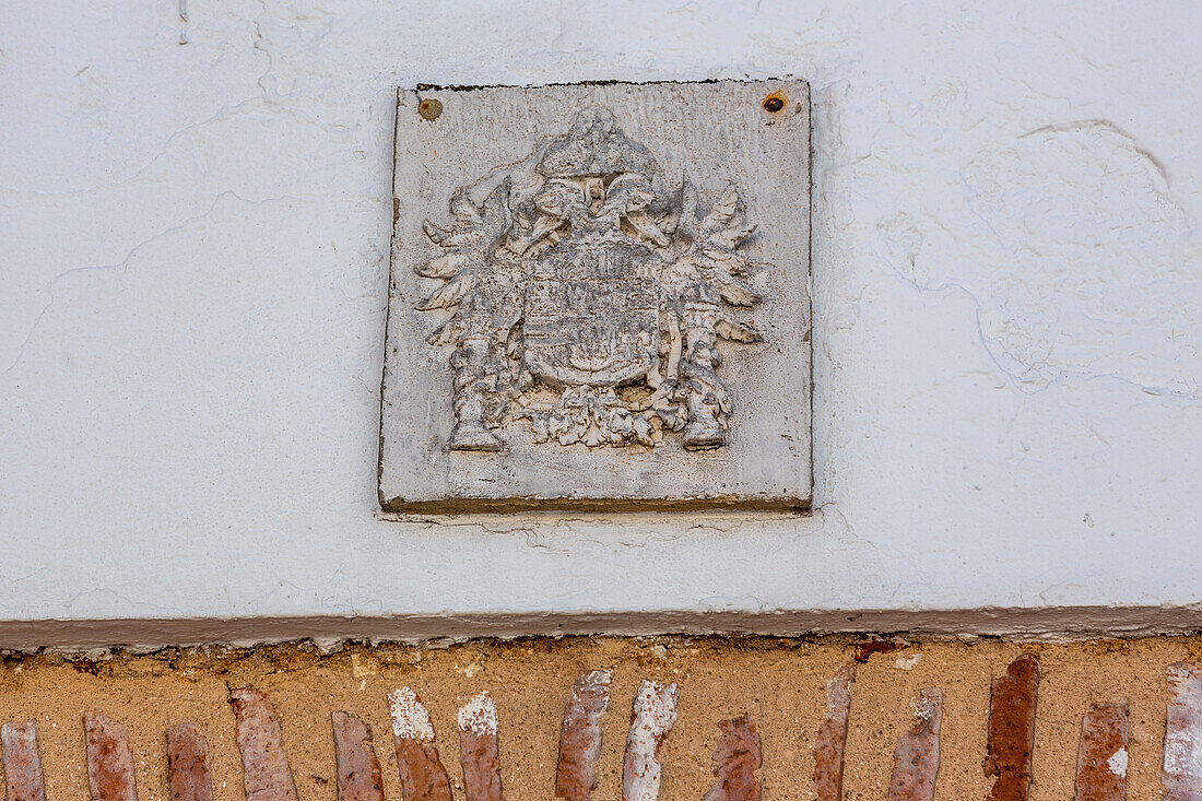 Steinmetzarbeit des Wappens von König Karl I. von Spanien über der Tür eines Kolonialhauses in der Kolonialstadt Santo Domingo, Dominikanische Republik. Ein UNESCO-Weltkulturerbe