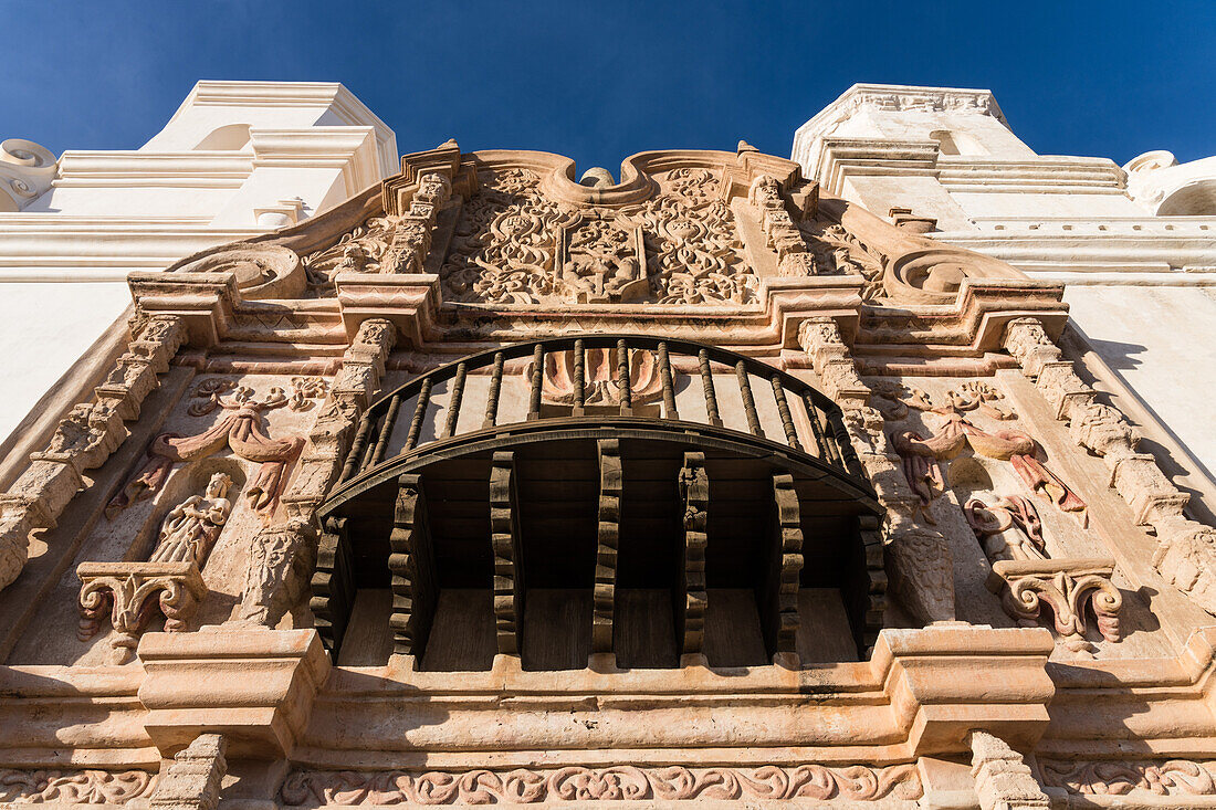 Detail eines hölzernen Balkons und dekorative Muster in der Mission San Xavier del Bac, Tucson Arizona