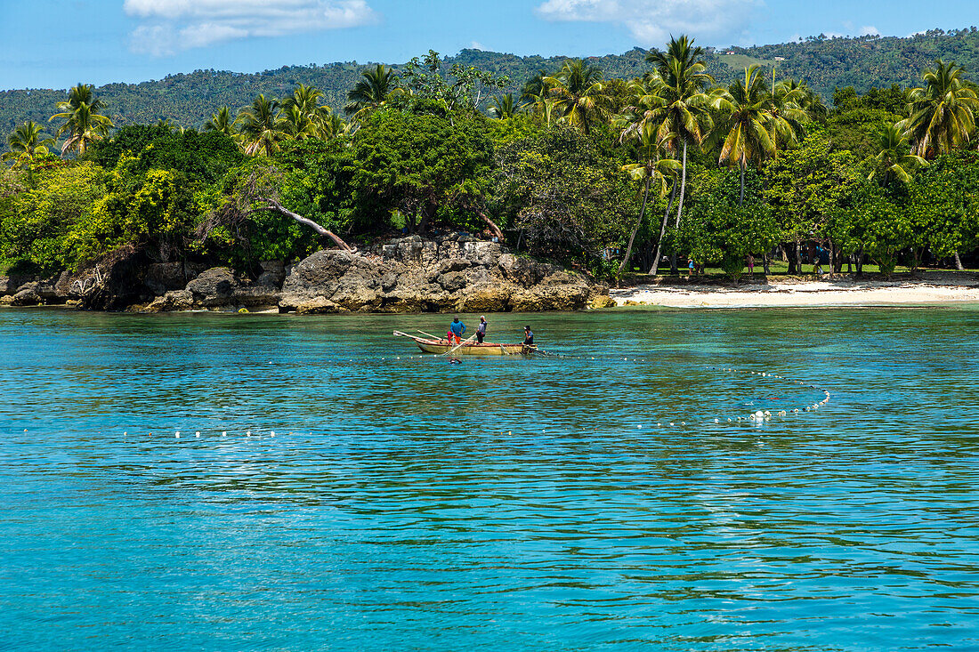 Fischer vor der Küste von Cayo Levantado, einer Ferieninsel in der Bucht von Samana in der Dominikanischen Republik