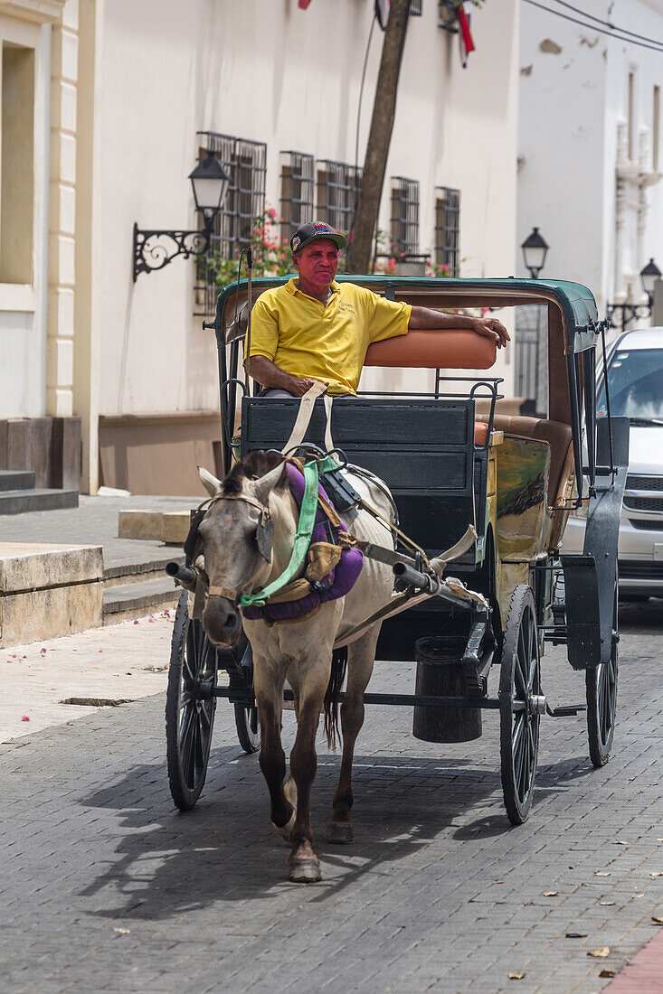 Eine Pferdekutsche für Touristen im kolonialen Sektor von Santo Domingo, Dominikanische Republik