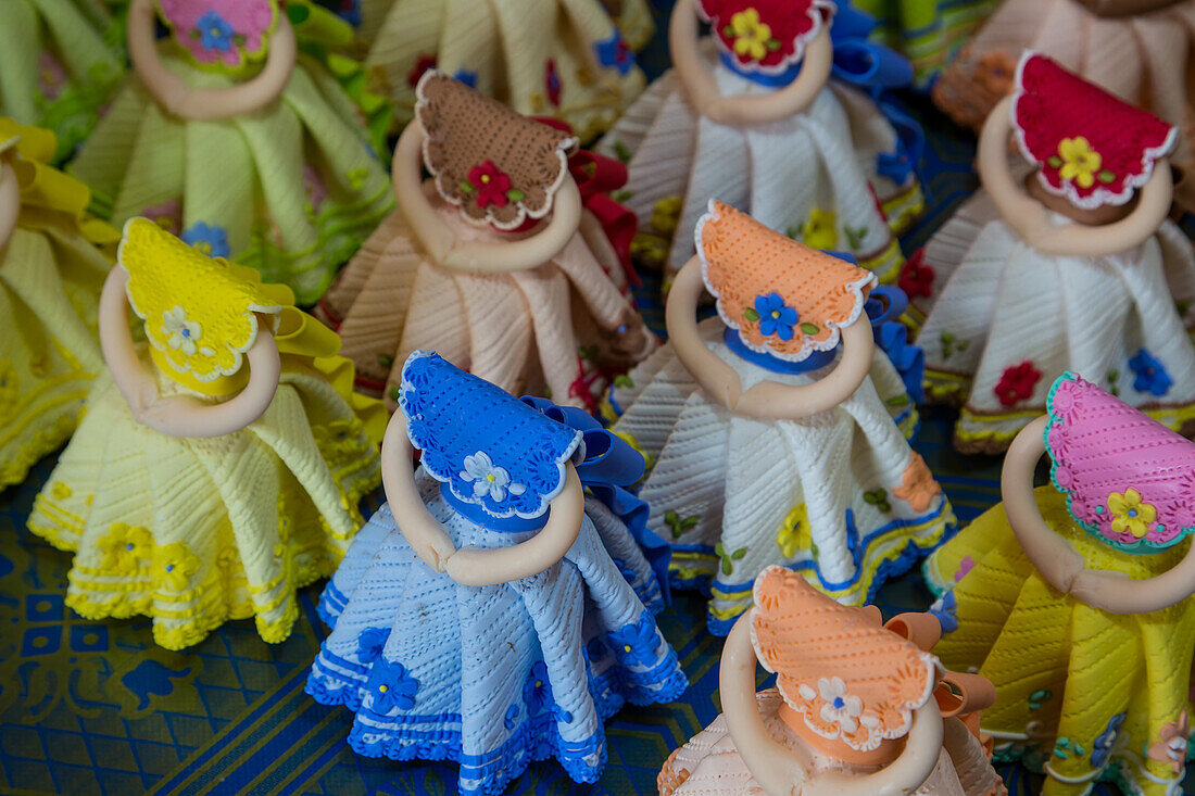 Teilweise fertige dominikanische gesichtslose Puppen in einer Heimwerkstatt in der Dominikanischen Republik. Die gesichtslosen Puppen repräsentieren die ethnische Vielfalt der Dominikanischen Republik