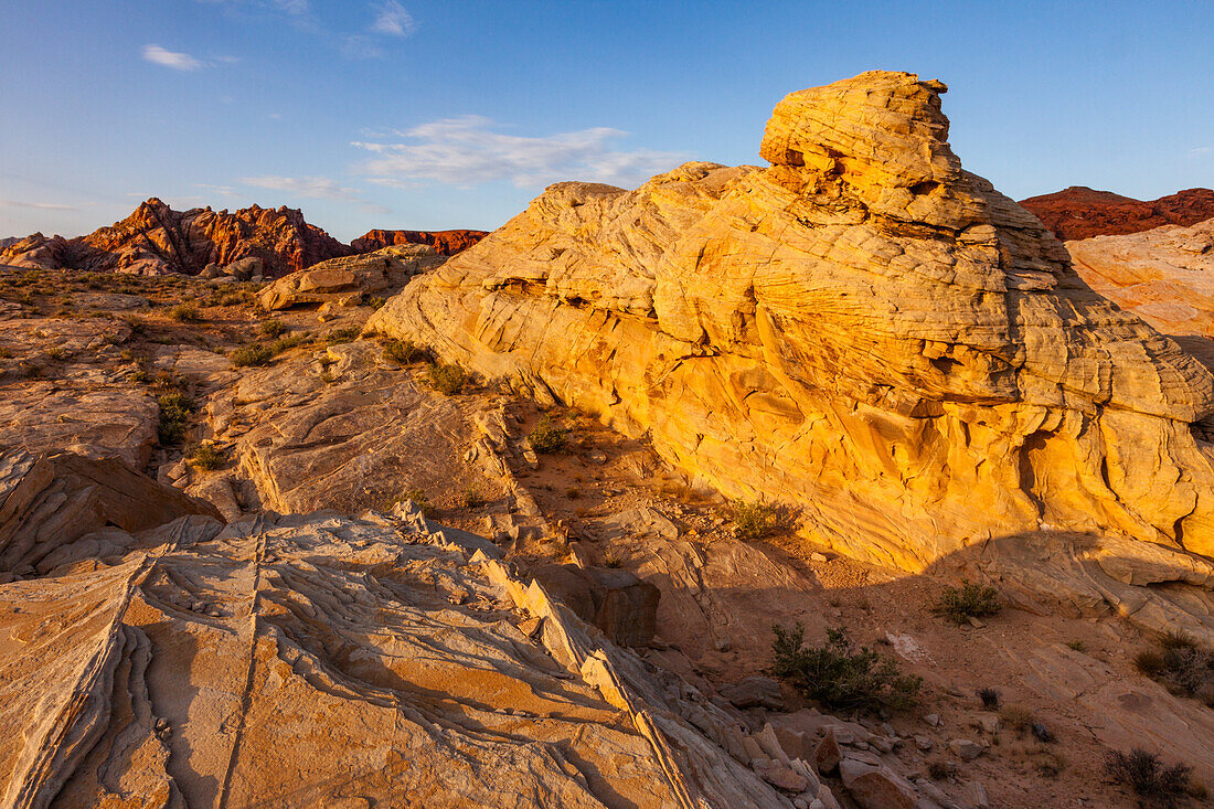 Erodierte Azteken-Sandsteinformationen im Valley of Fire State Park in Nevada. Die dünnen parallelen Rippen werden als Verdichtungsbänder bezeichnet