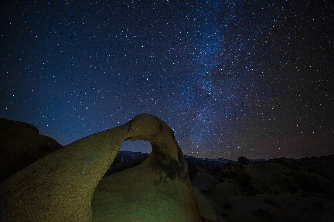 Milchstraße über dem Mobius Arch in den Alabama Hills bei Lone Pine, Kalifornien