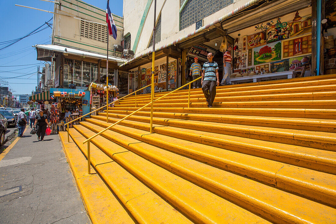 Die berühmten gelben Stufen, die zum Mercado Modelo in Santo Domingo, Dominikanische Republik, hinaufführen
