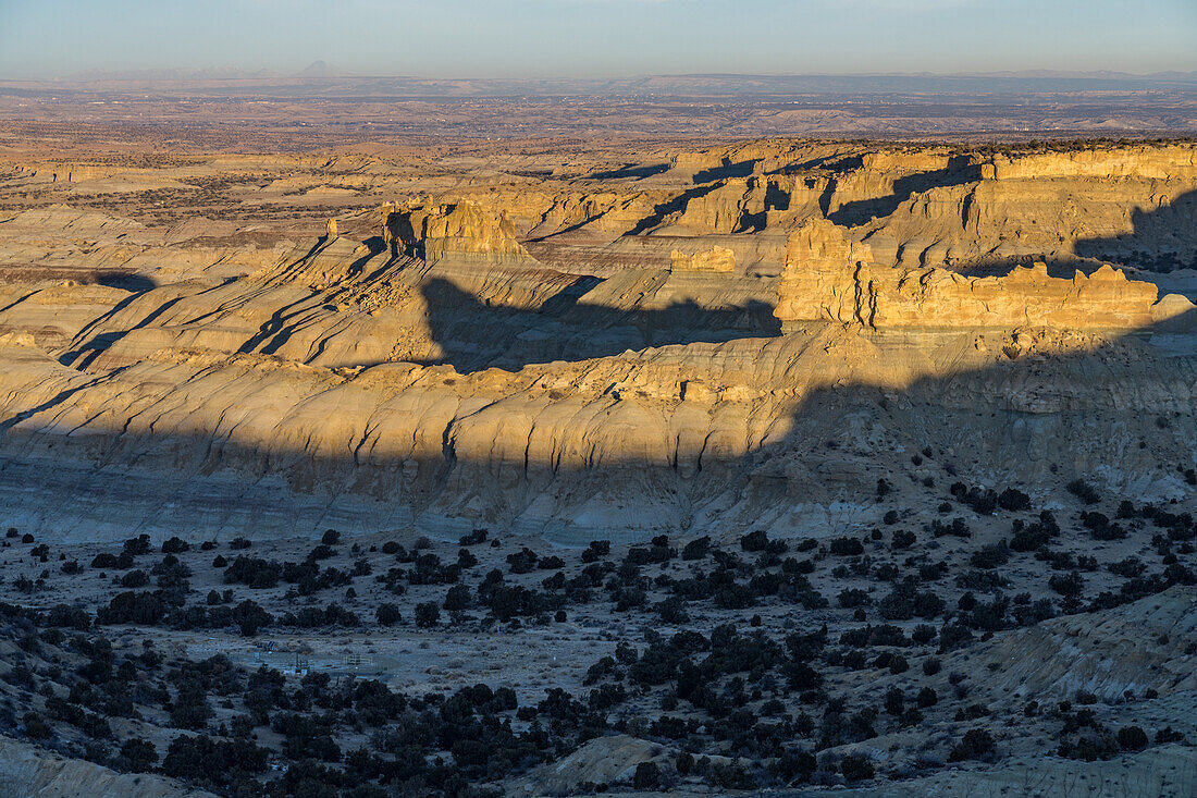 Angel Peak Scenic Area in der Nähe von Bloomfield, New Mexico. Licht und Schatten in den Badlands des Kutz Canyon