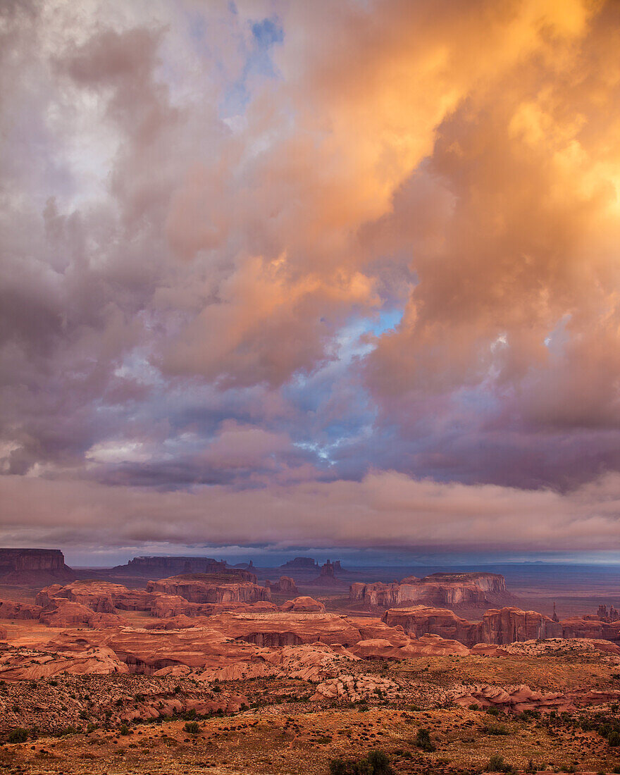 Farbenfrohe Gewitterwolken bei Sonnenaufgang im Monument Valley Navajo Tribal Park in Arizona. Blick von Hunt's Mesa