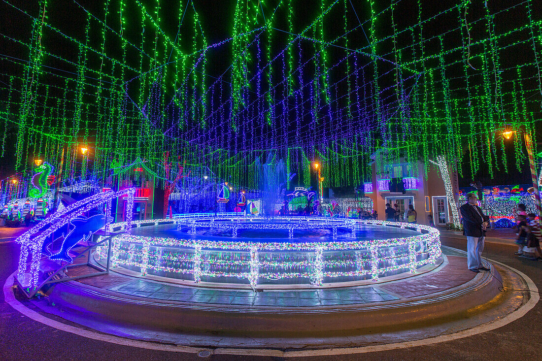 Millionen von Weihnachtslichtern schmücken den Ibero-Amerikanischen Park in Santo Domingo, Dominikanische Republik